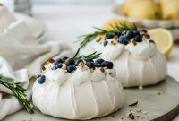 Mini Pavlova Nests Recipe: Crispy Meringue Nests with Berries