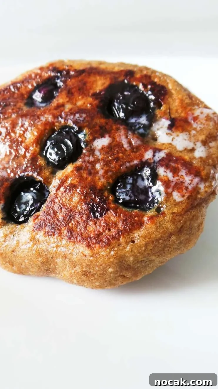 Blueberry Banana Oatmeal Pancakes Recipe for Fluffy Breakfast 4 Blueberry Banana Oatmeal Pancakes - healthy and easy pancake recipe that you can make with oats and without flour! High-fiber, nourishing and really yummy! | Clean eating breakfast recipe