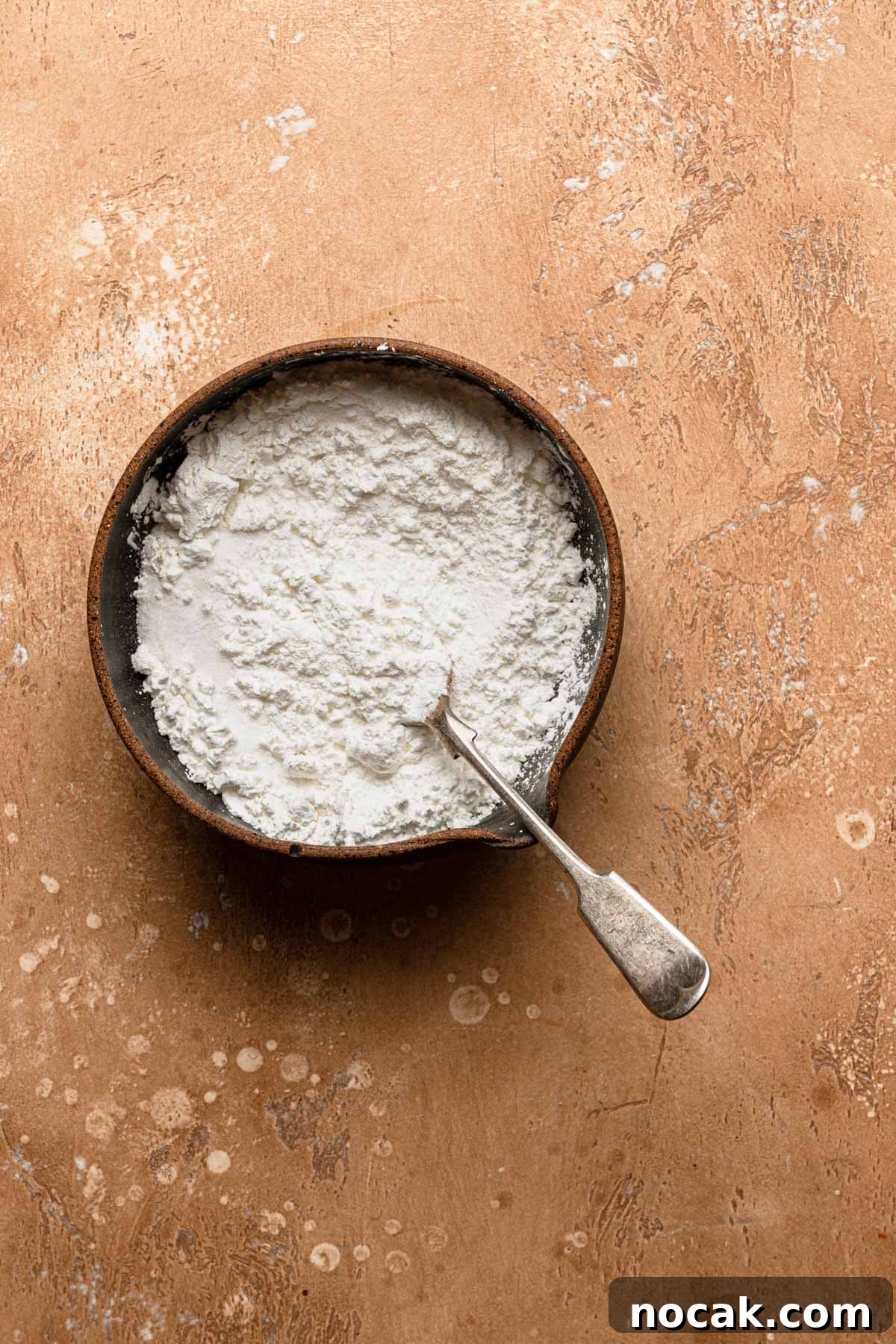 Mixing sugar and cornstarch.