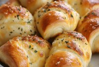 Cheesy Garlic Crescent Rolls: Flaky, Gooey Party Pastry