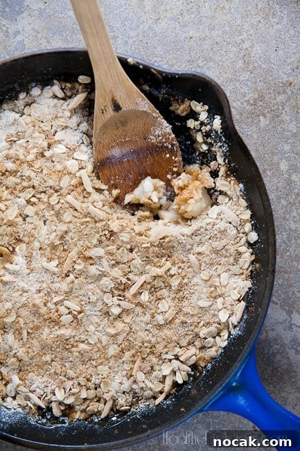 Pear and Almond Crumble with Cinnamon Oat Topping 4 Pear and Almond Crumble | Healthy-Delicious.com