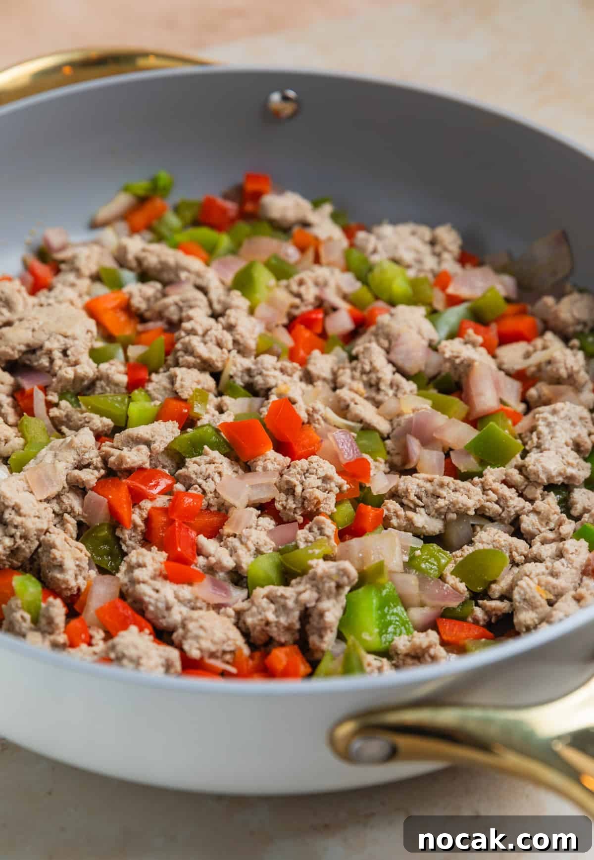 One-Pan Ground Turkey and Sweet Potato Skillet 5 Browned ground turkey and bell peppers in large skillet.